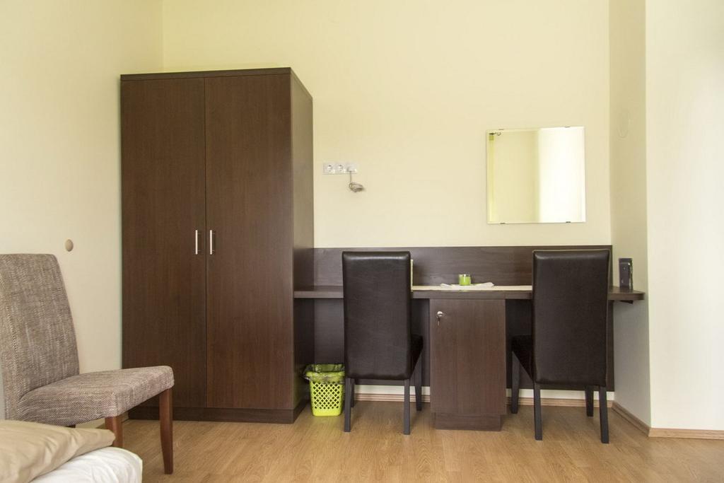 Toelgyfa Vendeghaz Hotel Kiskoros Exterior foto