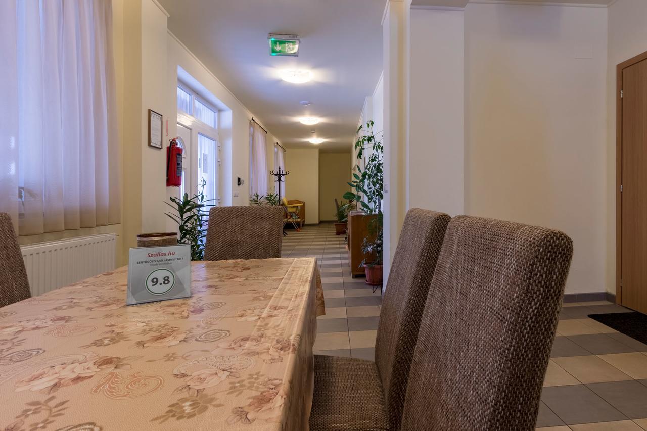 Toelgyfa Vendeghaz Hotel Kiskoros Exterior foto