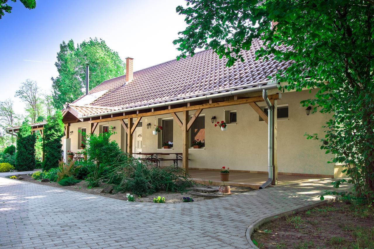 Toelgyfa Vendeghaz Hotel Kiskoros Exterior foto