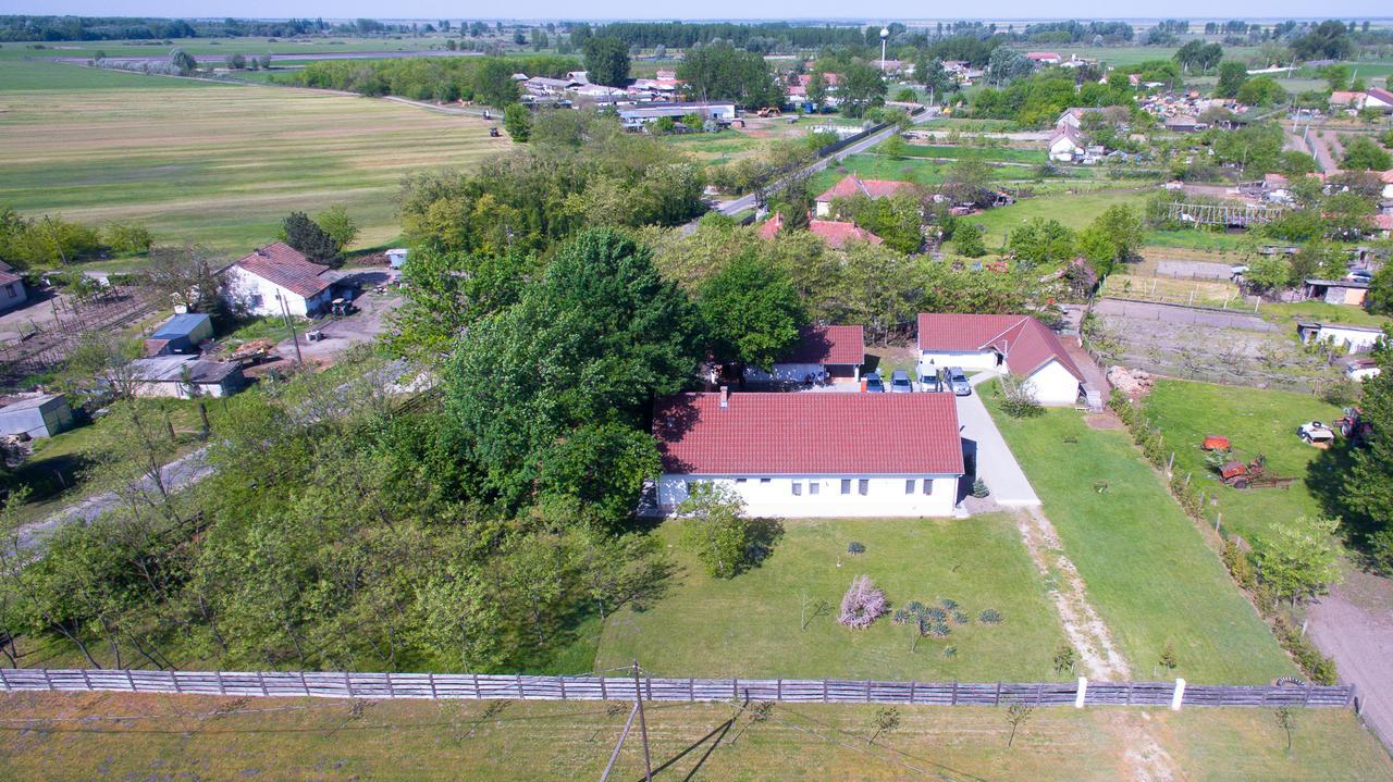 Toelgyfa Vendeghaz Hotel Kiskoros Exterior foto