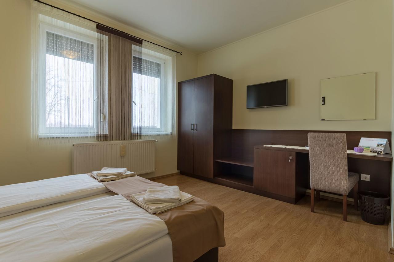 Toelgyfa Vendeghaz Hotel Kiskoros Exterior foto