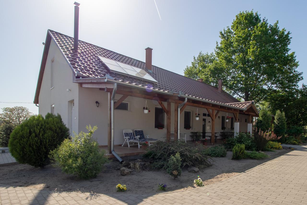 Toelgyfa Vendeghaz Hotel Kiskoros Exterior foto